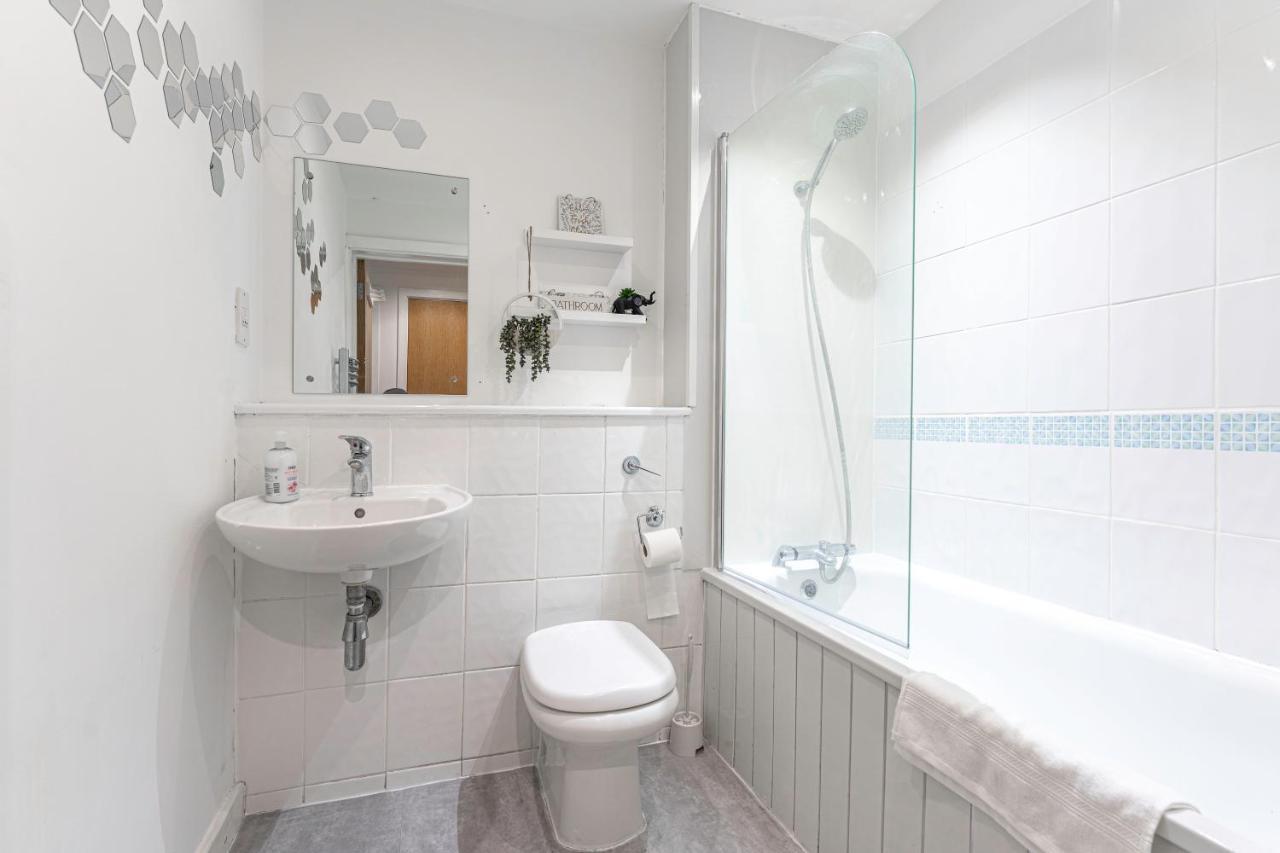 Jkg Property Solutions Presents Cosy City Apartment Coventry Exterior photo
